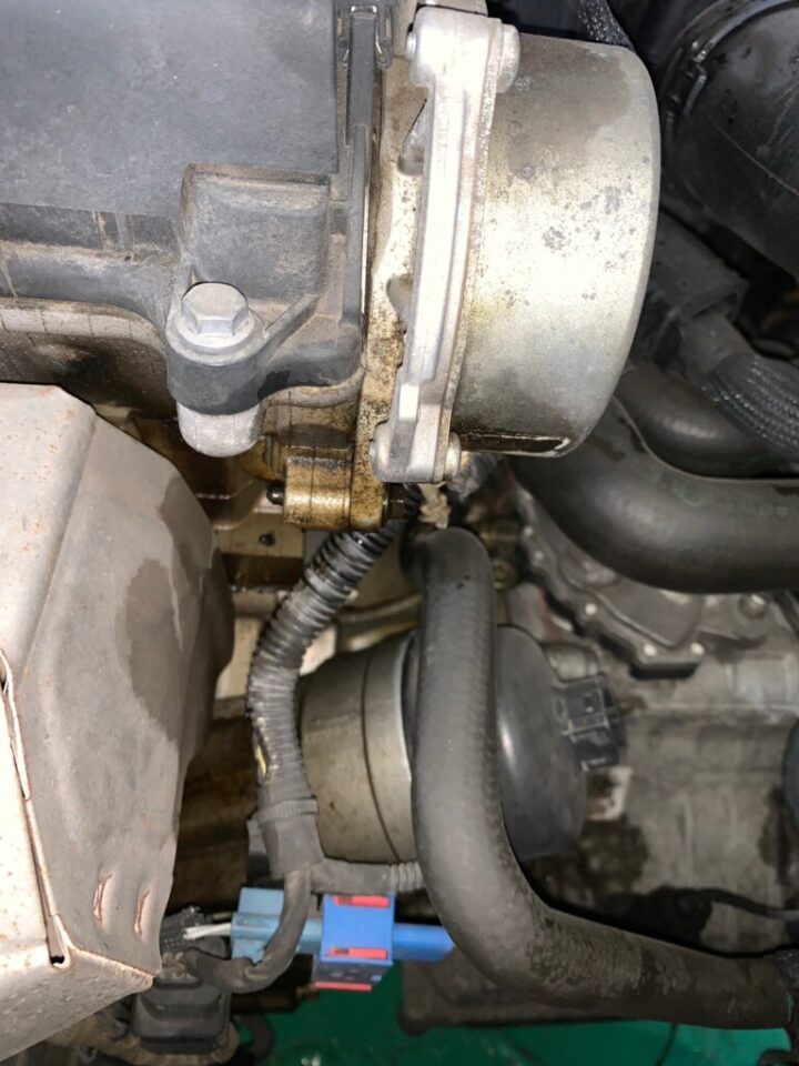 BMW MINI R56 バキュームポンプオイル漏れ修理 ｜ 実例紹介｜NEXT IMPORT